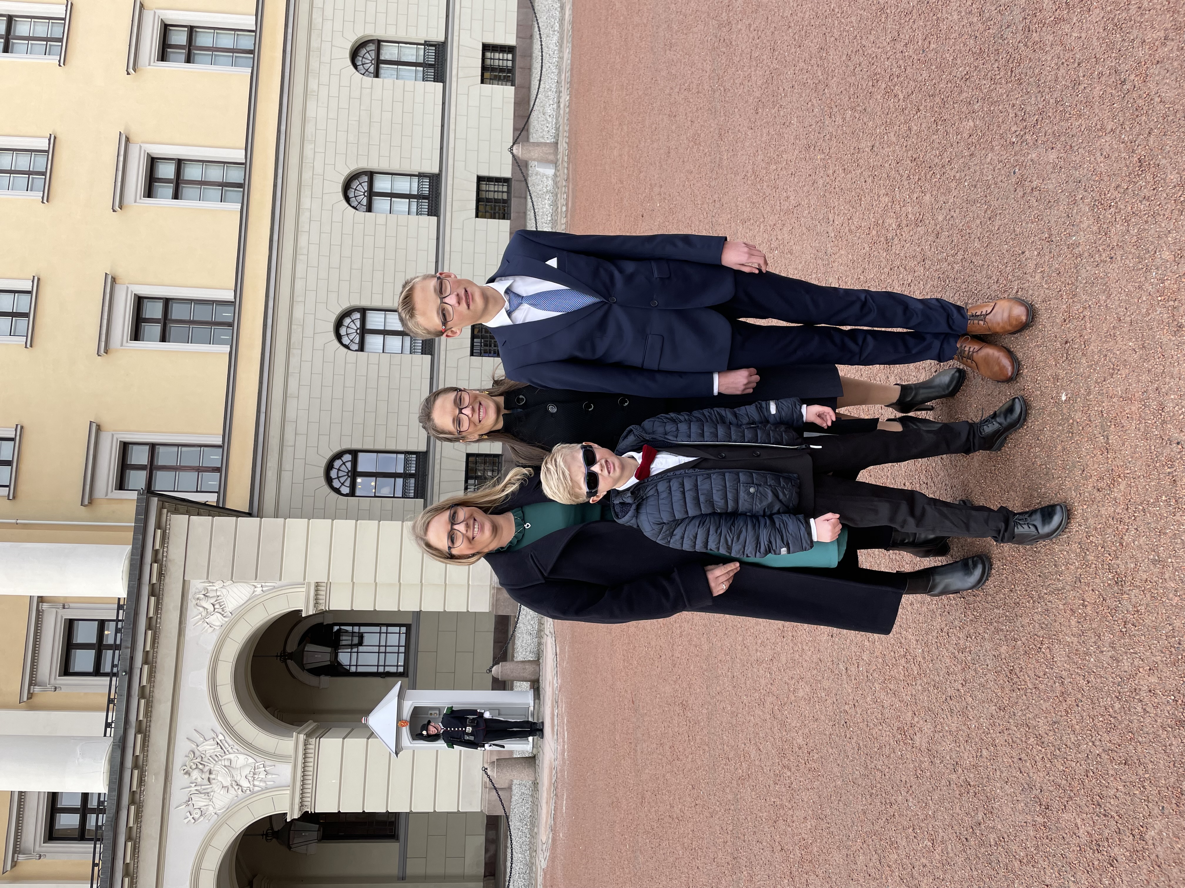 Spente og glade representanter fra FTBB på Slottsplassen før audiens hos H. M. Kongen.